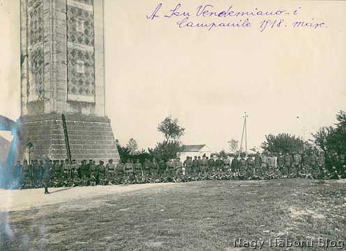 A San Vendemaino-i említett harangtorony előtti térség 1918 márciusában