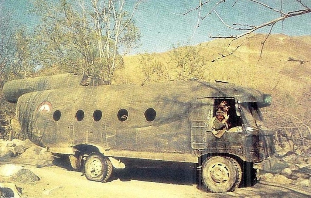 1990_az_afganok_teherautoja_a_mercedes-teherauto_alvazan_a_gaz-66-es_kabinbol_es_a_mi-8-as_torzsbol.jpg